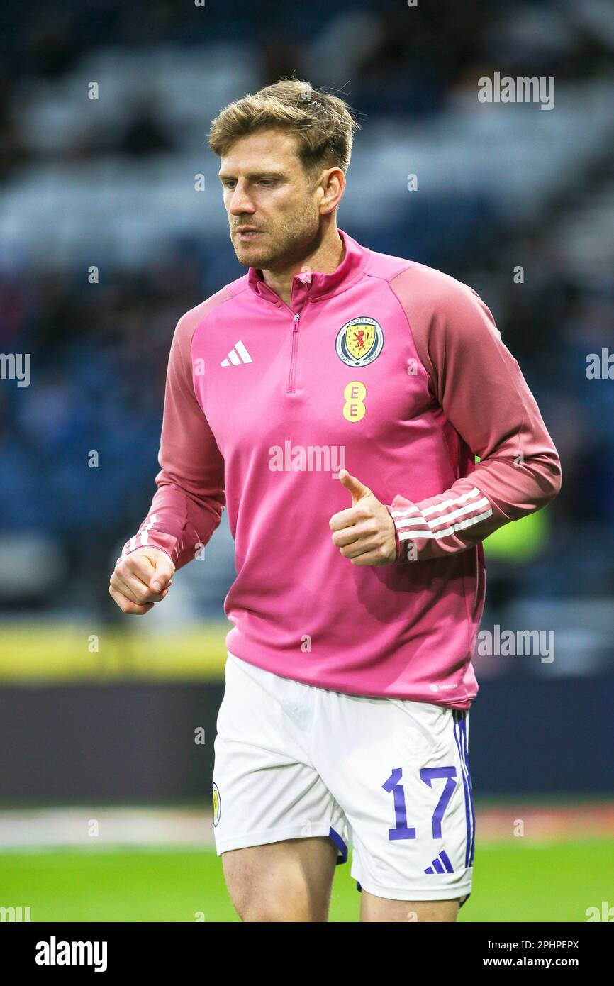 Stuart Armstrong, que juega como centrocampista central para Southampton, jugando en el partido contra España en Hampden Park, Glasgow, Escocia en el C Europeo Foto de stock