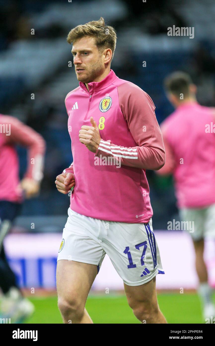 Stuart Armstrong, que juega como centrocampista central para Southampton, jugando en el partido contra España en Hampden Park, Glasgow, Escocia en el C Europeo Foto de stock