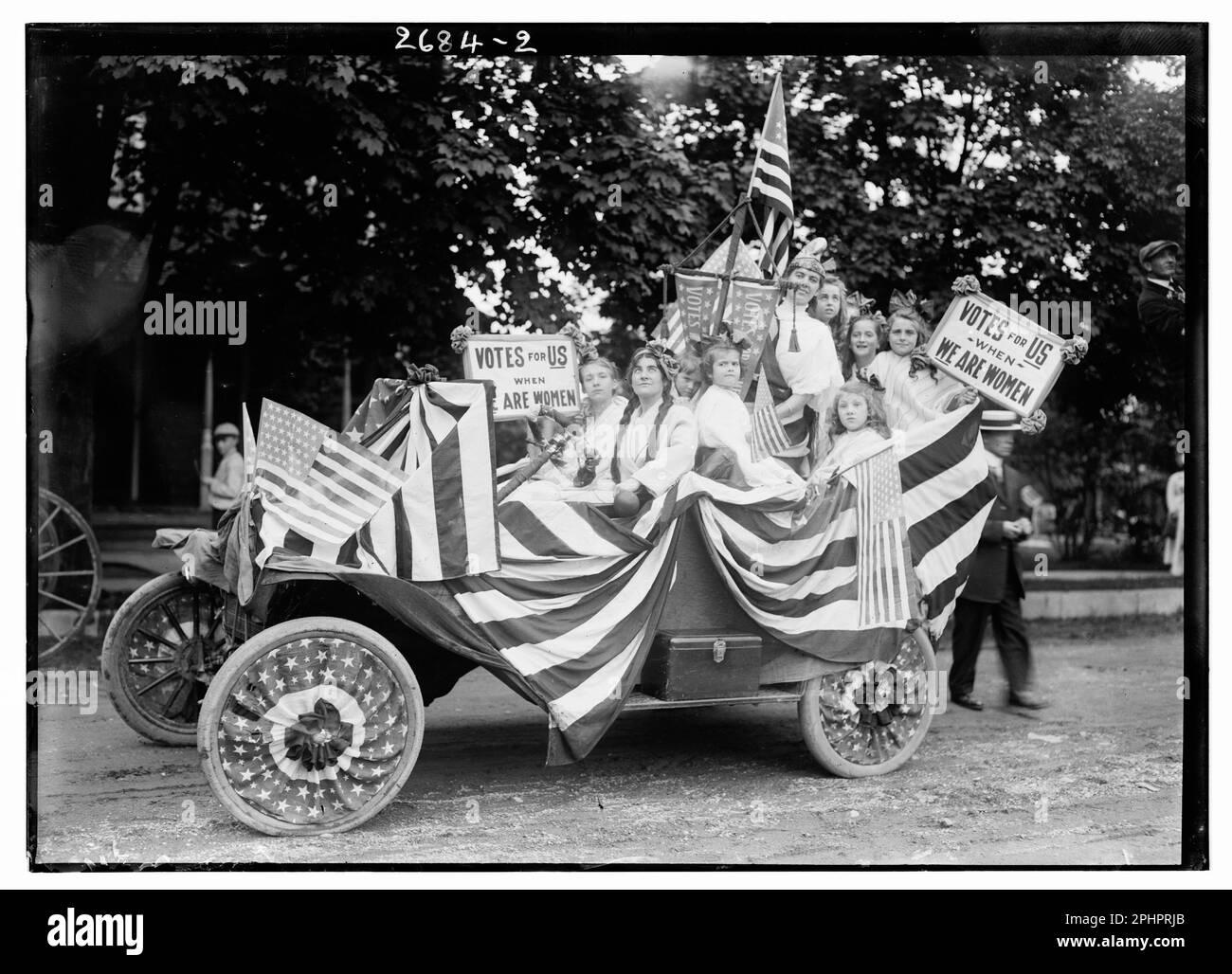 Los sufragistas viajan en un automóvil decorado patrióticamente en un desfile no identificado, Washington, DC, alrededor de 1915. (Foto de la Colección Bain) Foto de stock