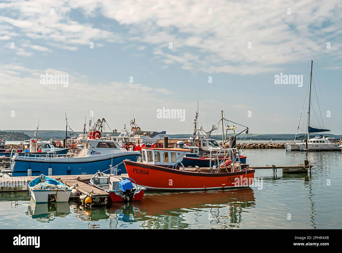 Barco en el puerto pesquero del puerto de Poole, Dorset, Inglaterra, Reino Unido Foto de stock