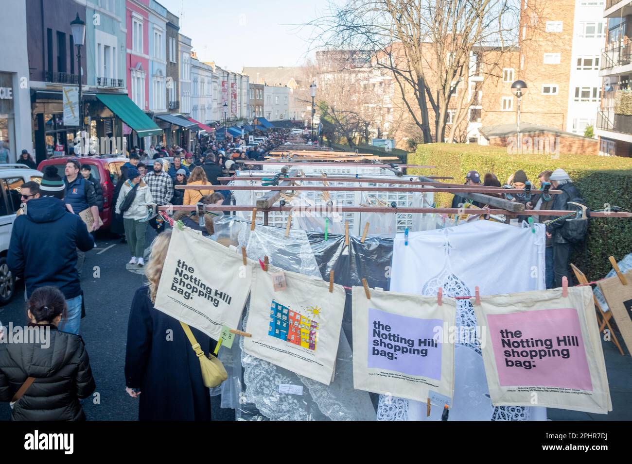 Londres- 2023 de enero: El mercado de Portobello Road se pone en el día ocupado, Notting Hill - Oeste de Londres Foto de stock