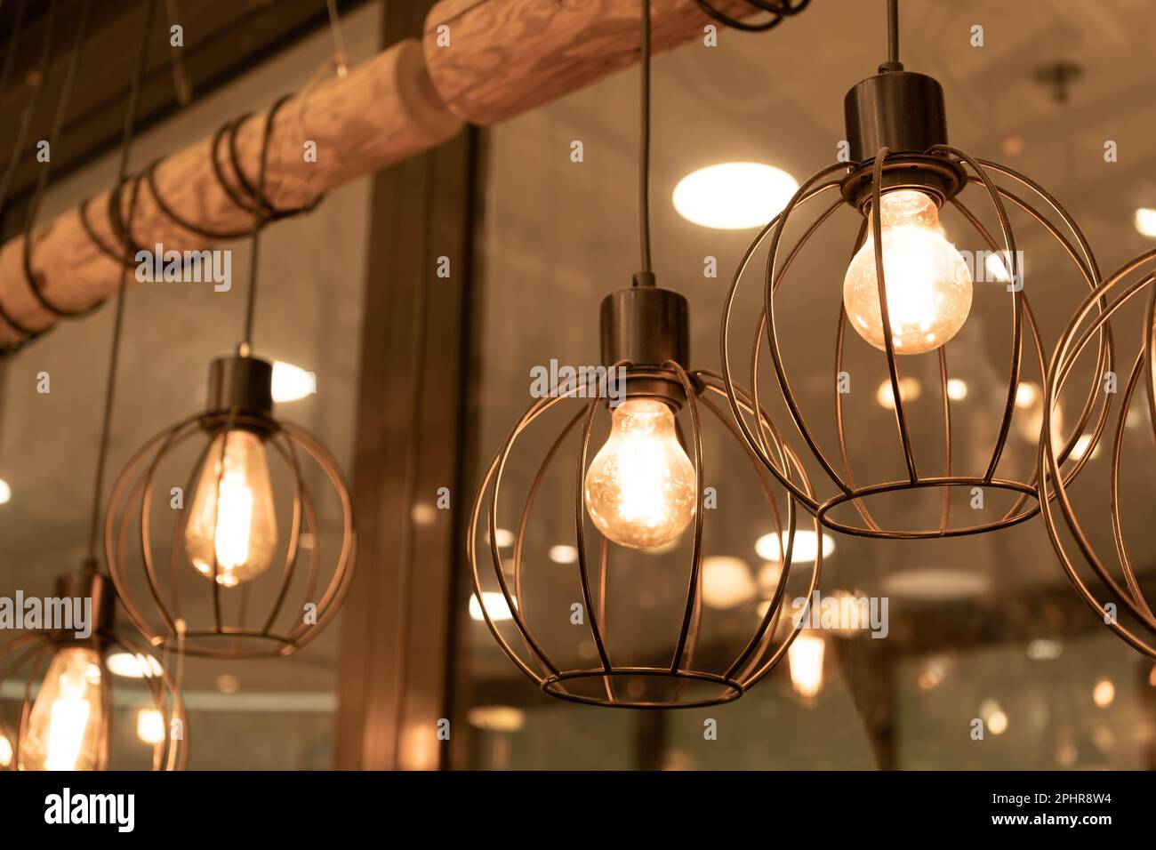 Lámparas retro colgantes, bombillas industriales de estilo vintage, bombilla  cálida con estilo en el interior, Lams retro Fotografía de stock - Alamy