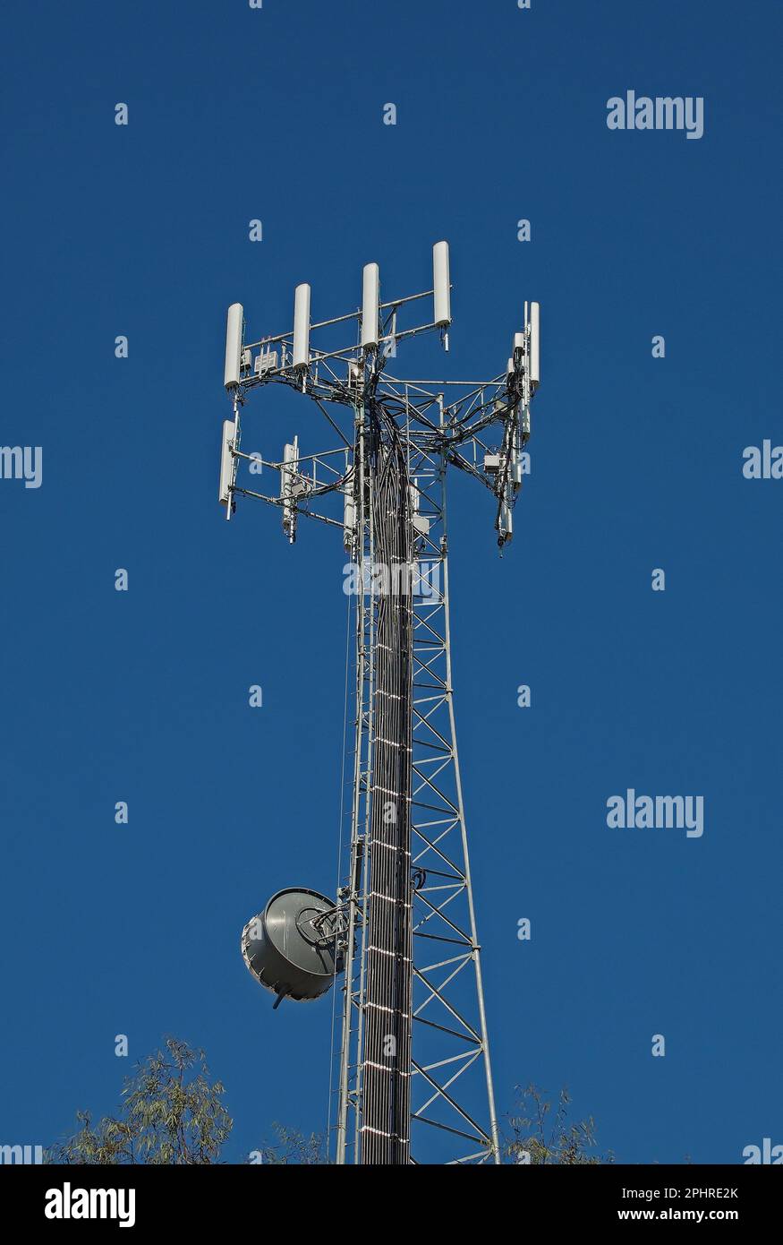 Torre de telefonía celular en California Foto de stock