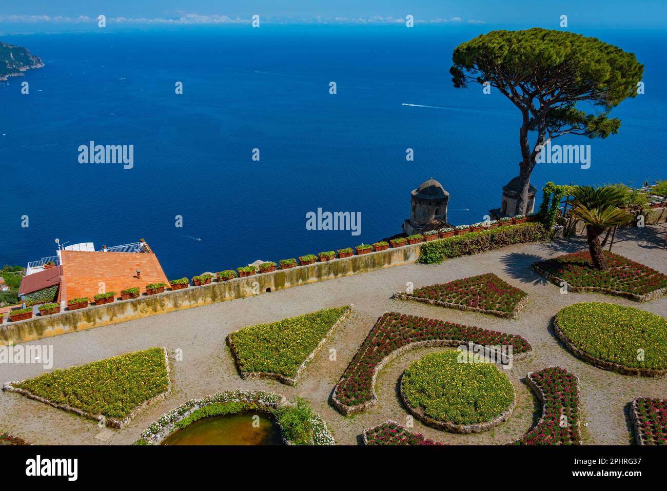 Jardín colorido y simétrico en Villa Rufolo en Ravello, Italia. Foto de stock