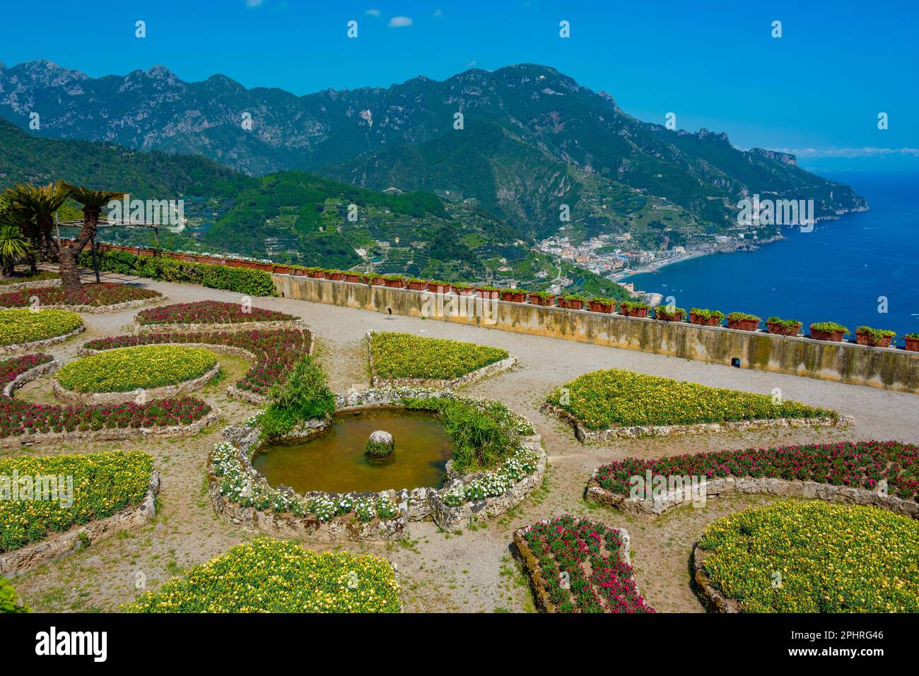 Jardín colorido y simétrico en Villa Rufolo en Ravello, Italia. Foto de stock