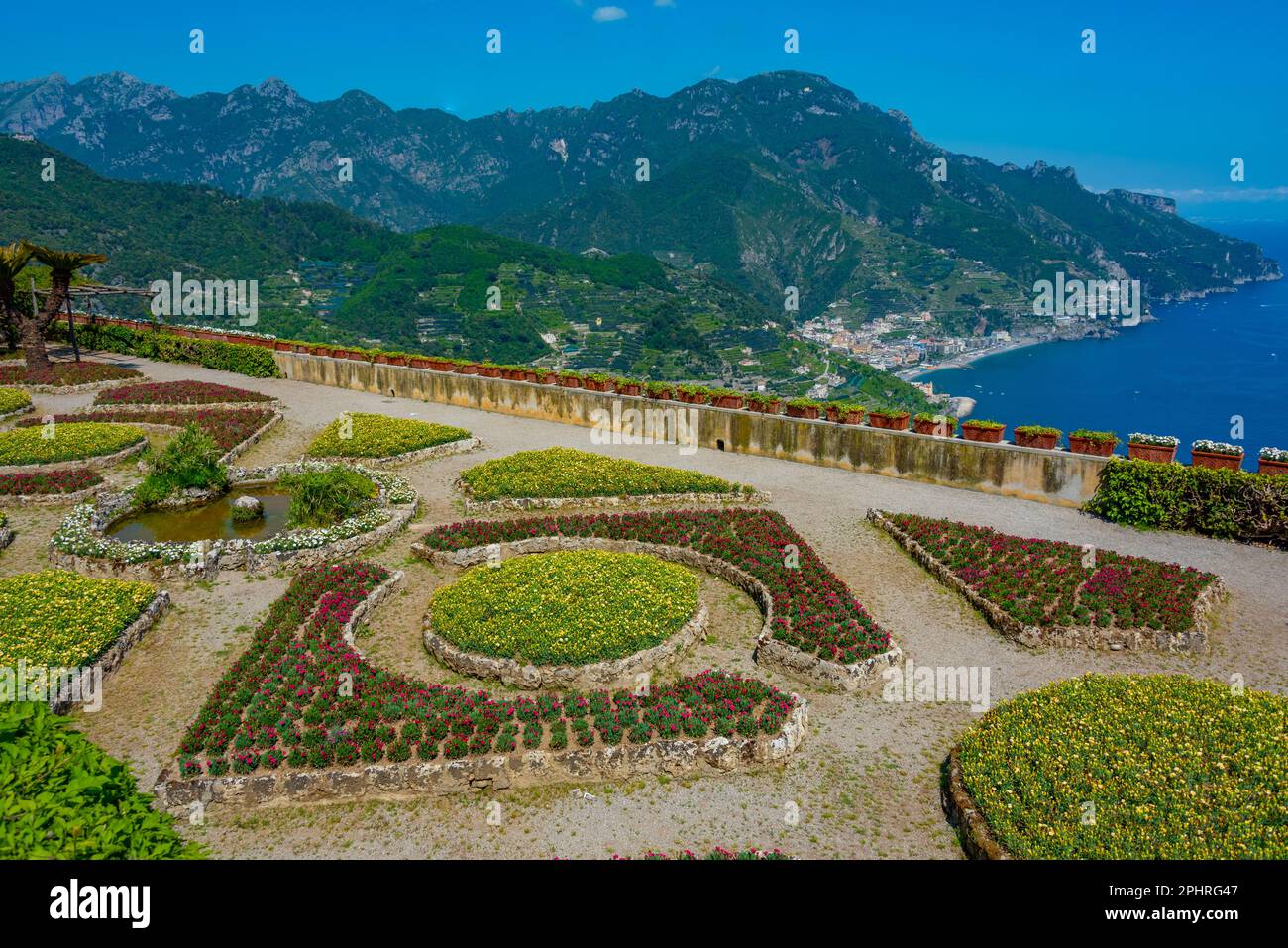 Jardín colorido y simétrico en Villa Rufolo en Ravello, Italia. Foto de stock
