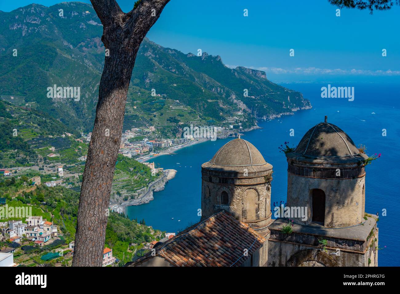 Vista panorámica del golfo de Salerno desde Villa Rufolo en Ravello, Italia. Foto de stock