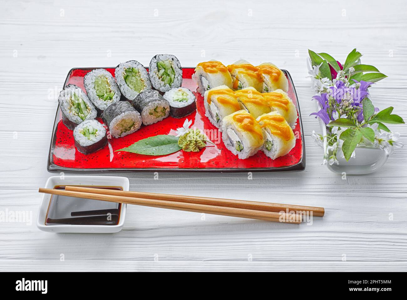 Exquisitos rollos de sushi con acompañamientos tradicionales, con wasabi y  jengibre Fotografía de stock - Alamy