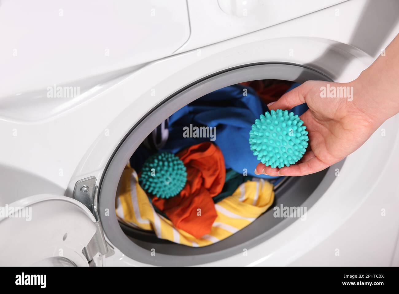 Secador de bolas y ropa en lavadora, primer plano Fotografía de stock -  Alamy