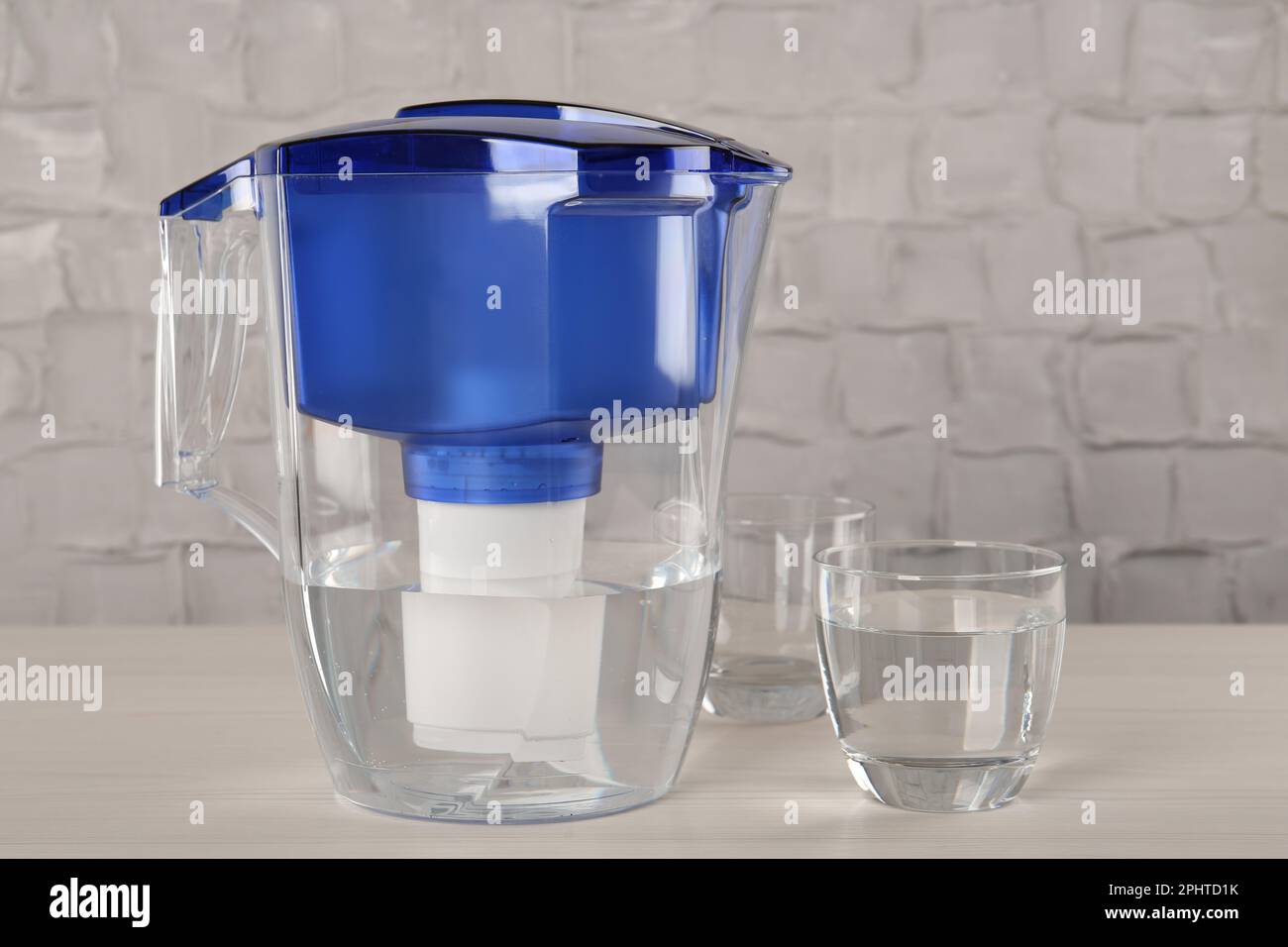 https://c8.alamy.com/compes/2phtd1k/jarra-de-filtro-y-vaso-con-agua-purificada-en-una-mesa-blanca-en-el-interior-2phtd1k.jpg