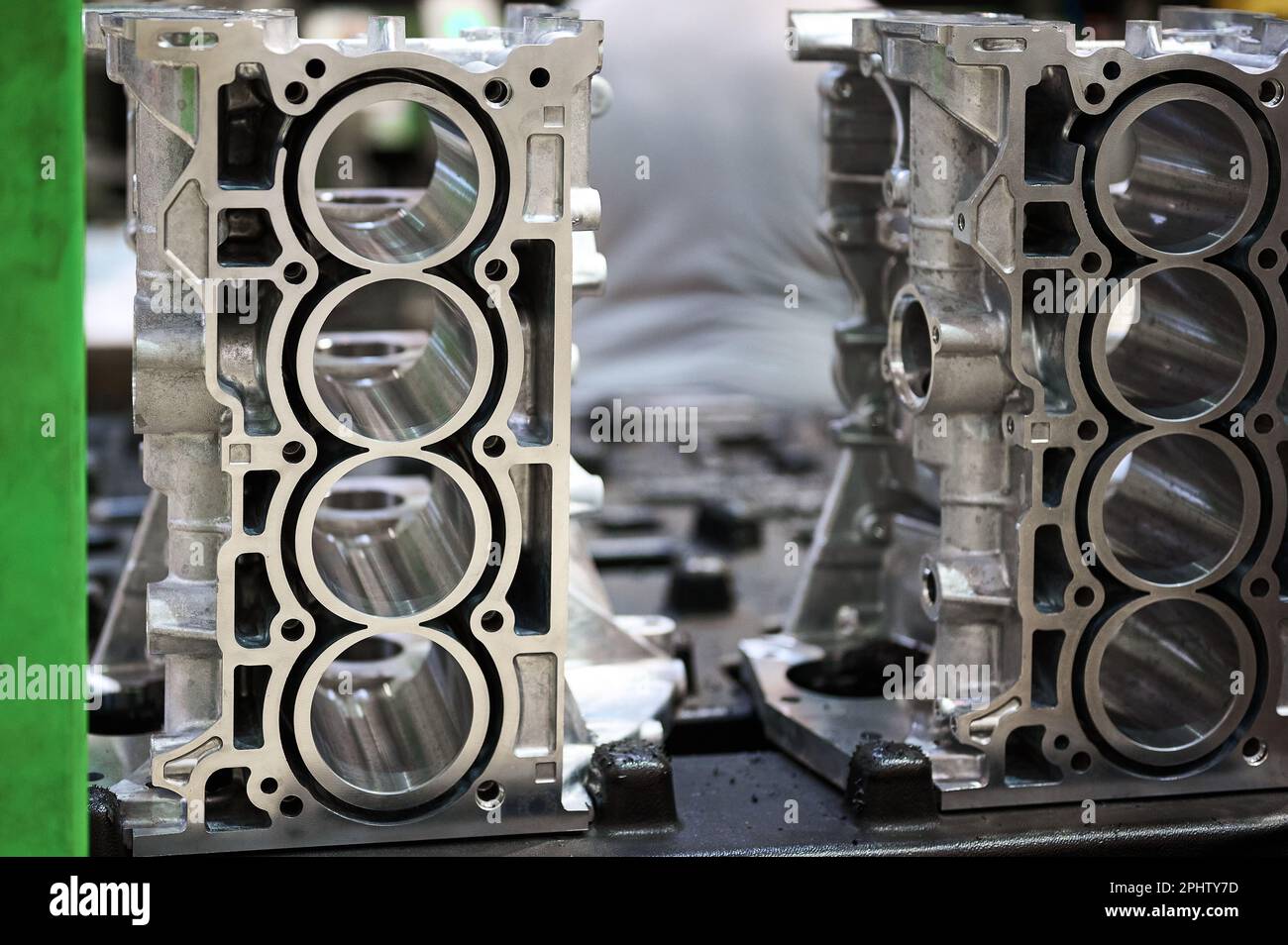 Bloques de aluminio de cilindros de un motor de automóvil. El bloque de  cilindros es la parte principal del motor de combustión interna Fotografía  de stock - Alamy