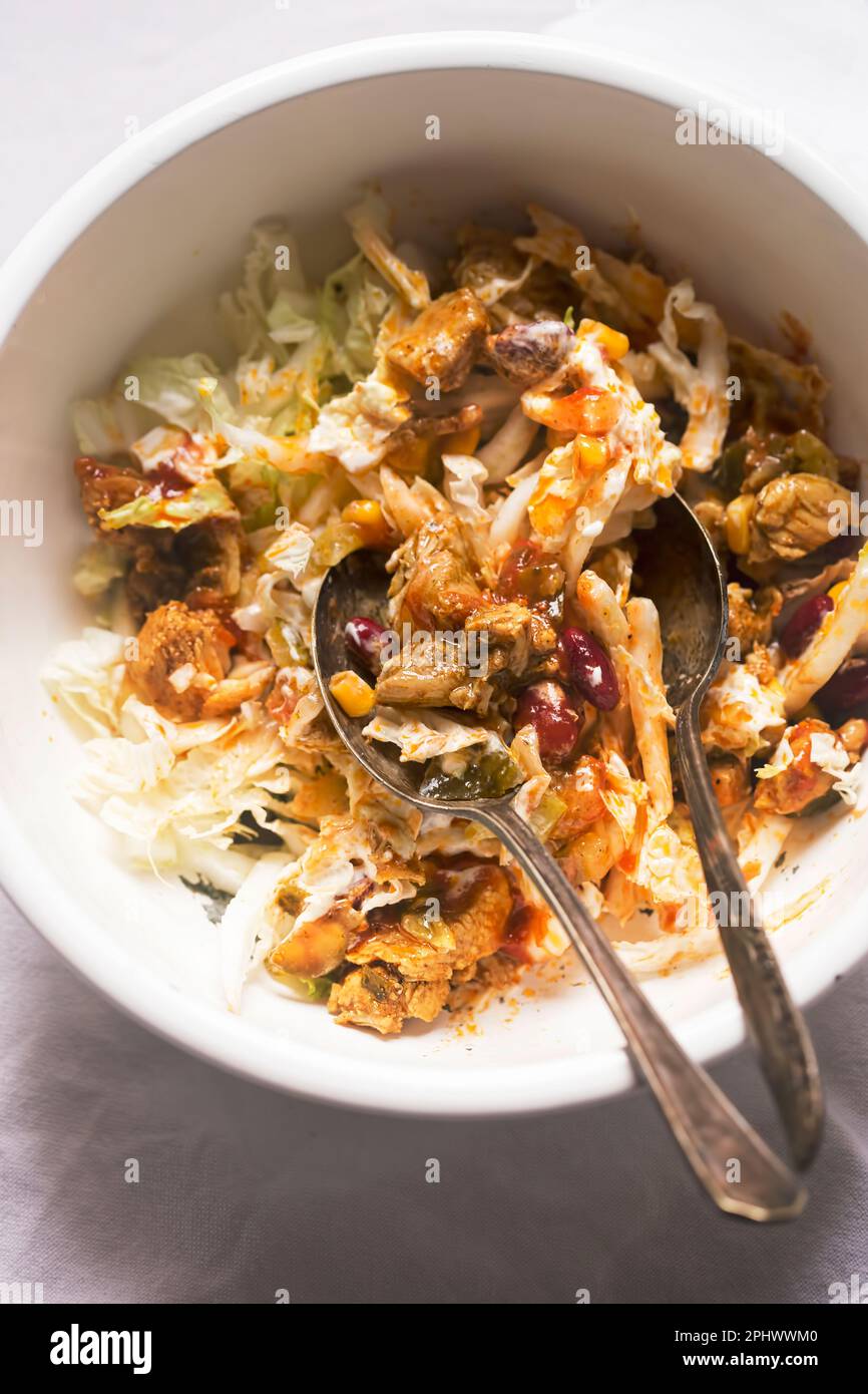 Ensalada de kebab con mayonesa, pepinillos, judías rojas y maíz