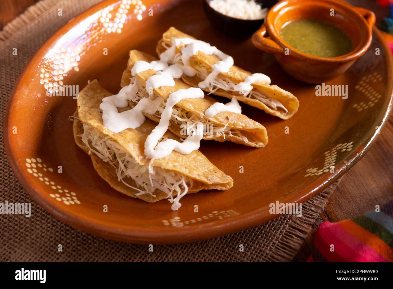 Quesadillas de patata. Quesadillas fritas elaboradas con tortillas de maíz,  se pueden rellenar con cualquier plato o ingrediente, como carne, papa o  pescado como el m Fotografía de stock - Alamy