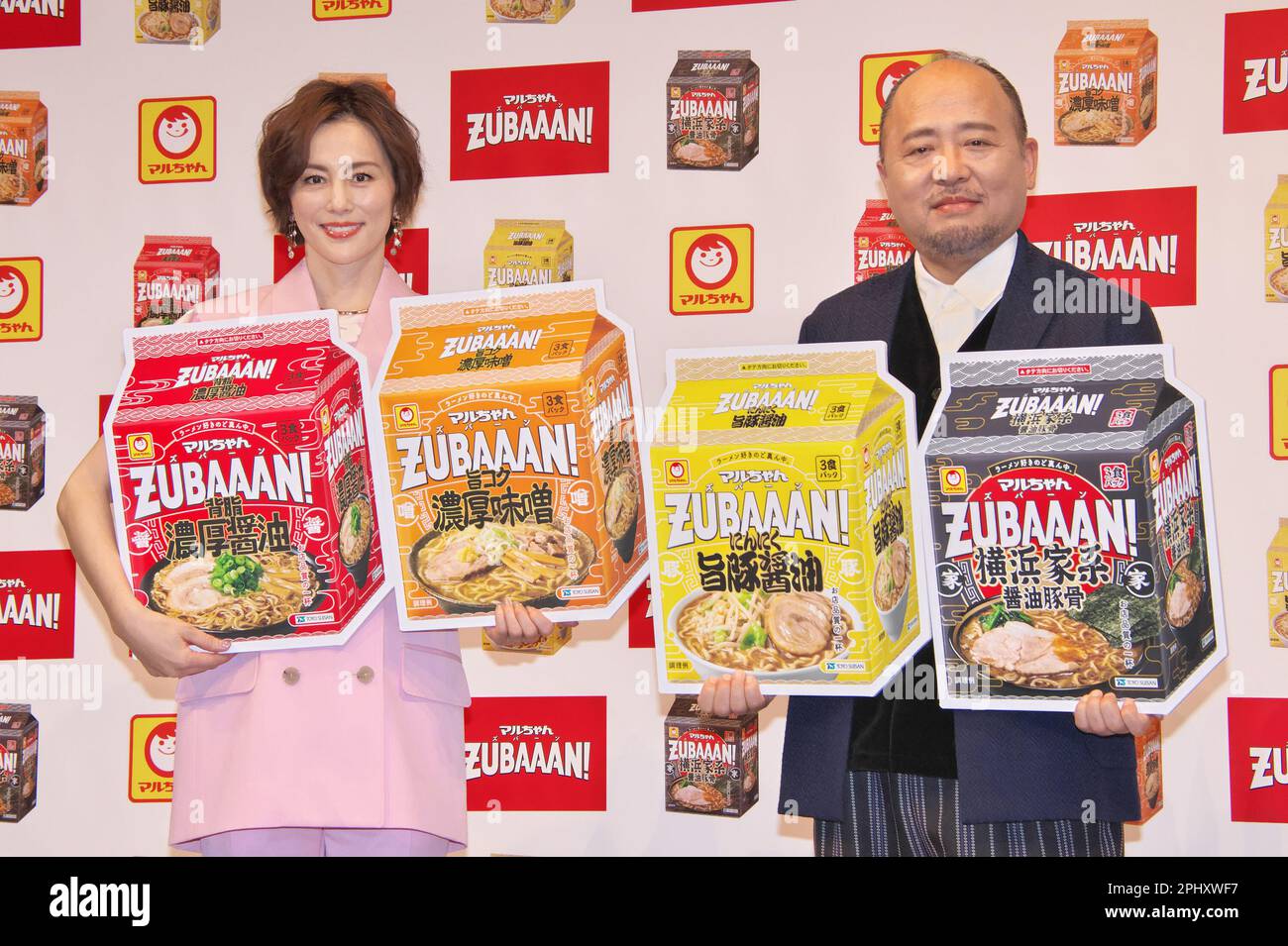 La actriz japonesa Ryoko Yonekura y el comediante Makita Sports posan para  las fotos durante un evento de lanzamiento de nuevos fideos instantáneos  'Zubaaan!' En Tokio, Japón el 30 de marzo de