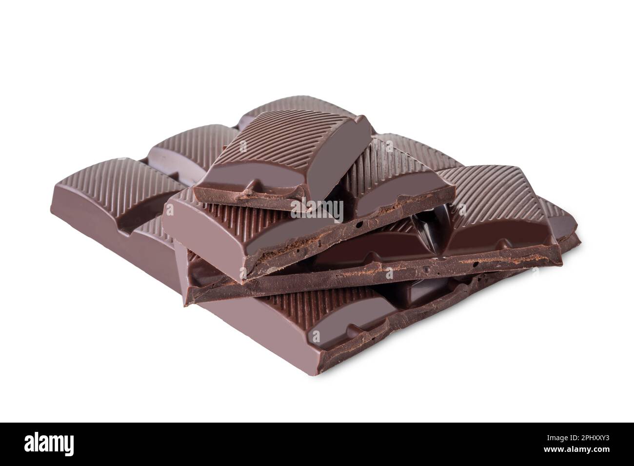 Pila de pedazos de barra de chocolate negro aislados en blanco con ruta de recorte Foto de stock