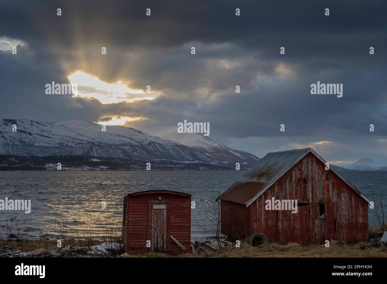 Rayos crepusculares rompiendo a través de las nubes, Noruega, Troms, Tromsoe Foto de stock