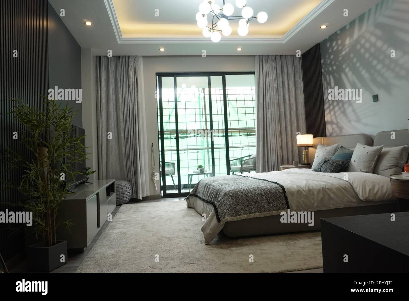 Dormitorio principal del hotel en suite con cortinas muy hermosas y clásico  moderno con mesitas de noche de luces Fotografía de stock - Alamy