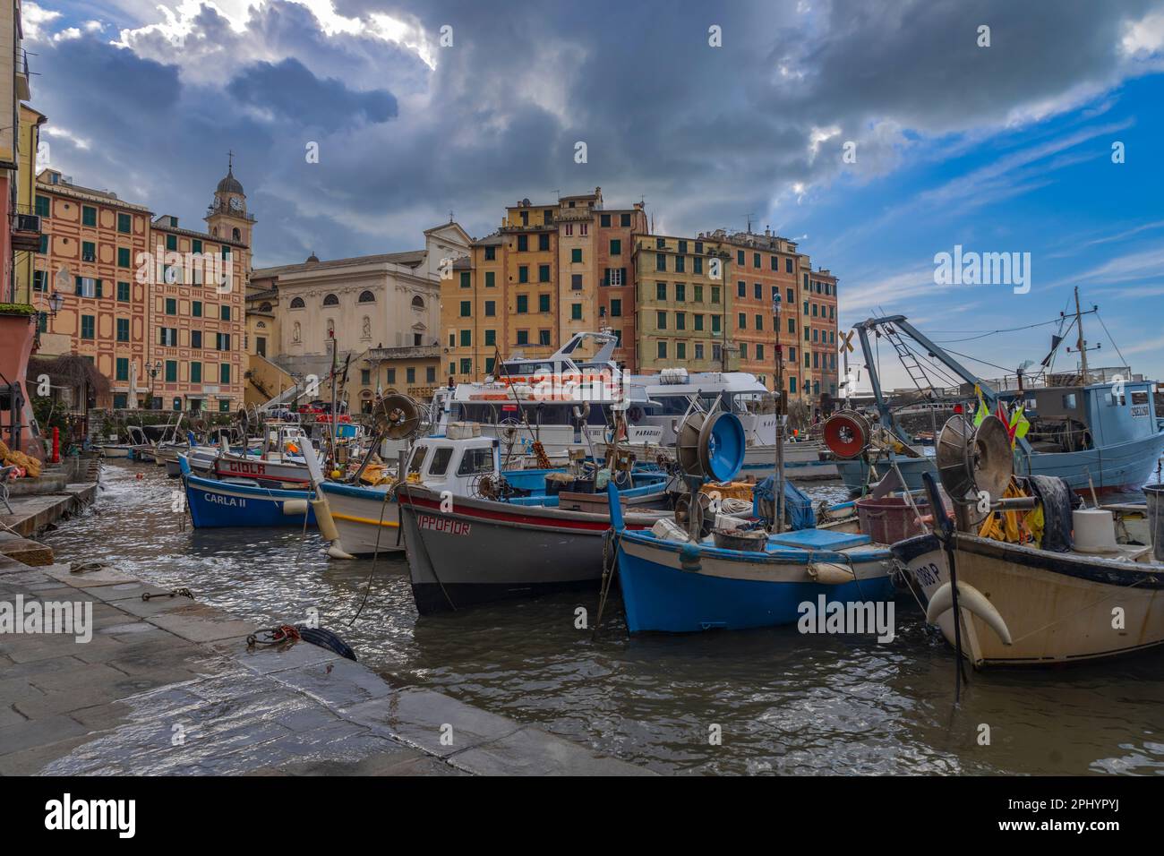 CAMOGLI, ITALIA, 18 DE ENERO de 2023 - Vista de la marina de Camogli en un día nublado, provincia de Génova, Italia. Foto de stock
