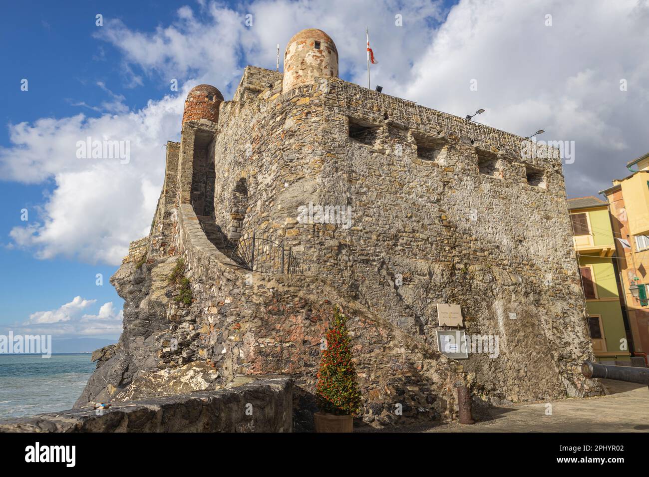 CAMOGLI, ITALIA 18 DE ENERO de 2023 - Vista de Dragonara o Castillo de Dragone en Camogli, Provincia de Génova, Italia Foto de stock