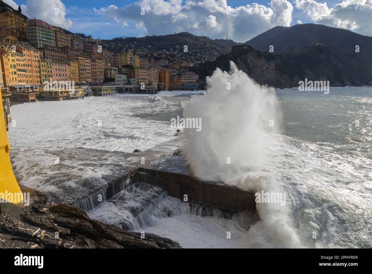 CAMOGLI, ITALIA, 18 DE ENERO de 2023 - Mar agitado con una gran ola en la ciudad de Camogli, provincia de Génova, Italia Foto de stock