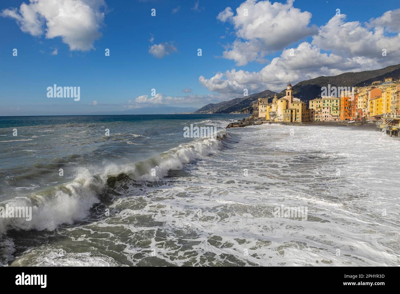 Mar agitado en la playa de Camogli, provincia de Génova, Italia. Foto de stock