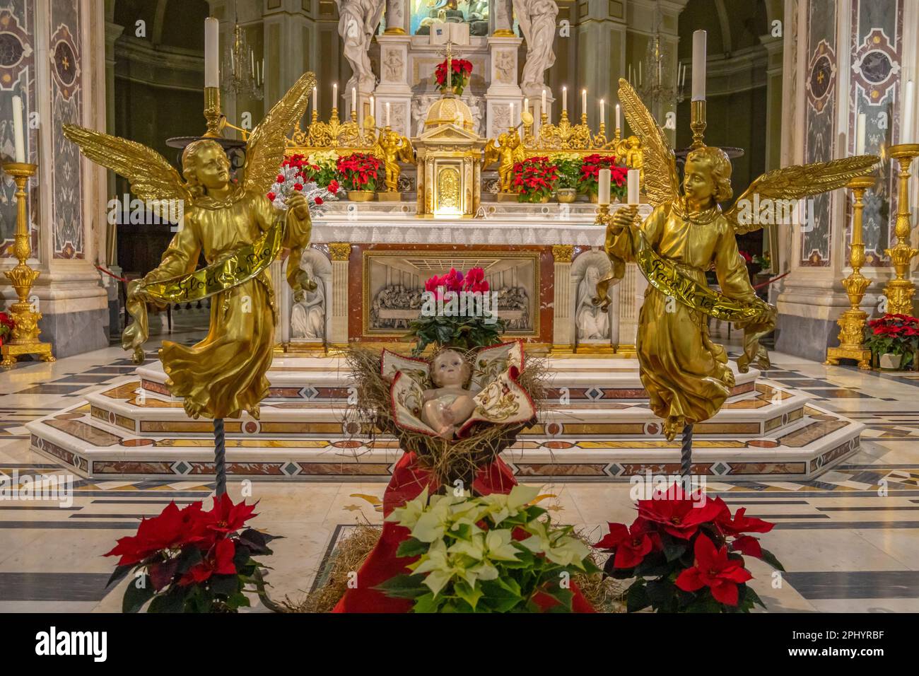 GÉNOVA, ITALIA, 4 DE ENERO de 2023 - Niño Jesús de Nazaret en el pesebre y los dos ángeles en el altar del Santuario de Nuestra Señora de la Guardia en el Foto de stock