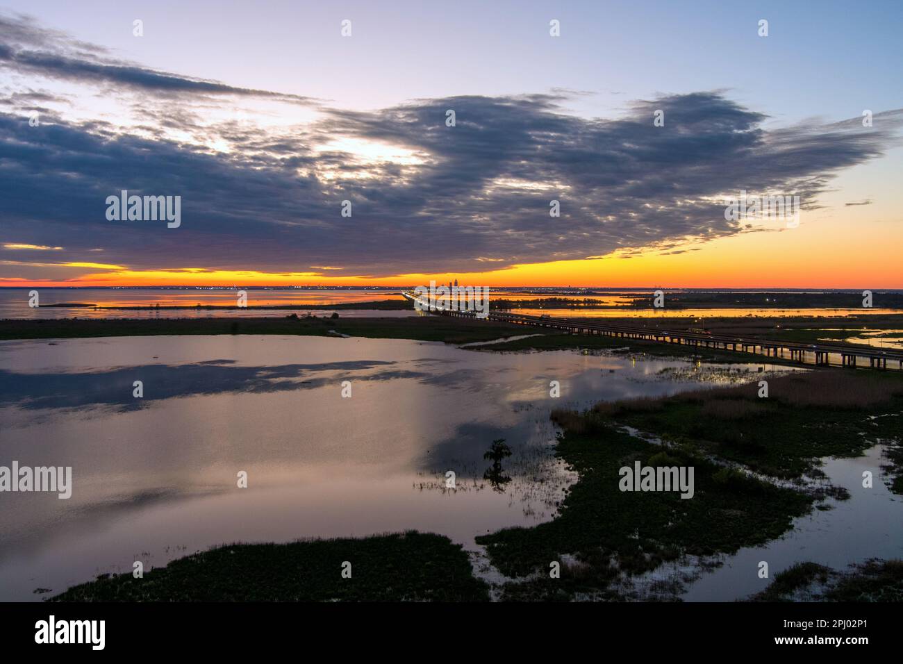 Mobile Bay puesta de sol en la costa del Golfo de Alabama Foto de stock