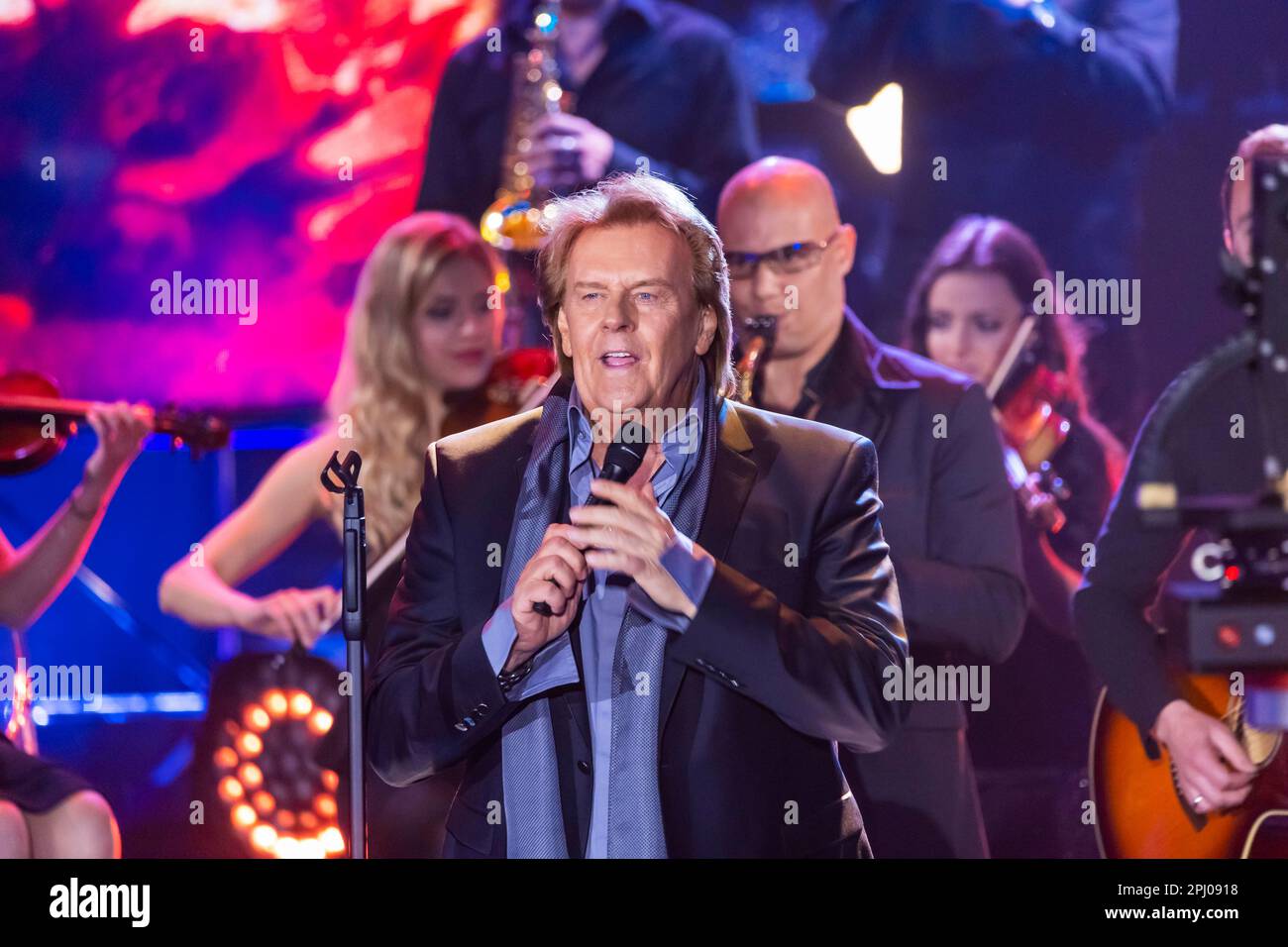 El cantante Howard Carpendale con la banda tocando en el escenario. 50 años de ZDF Hitparade, show de aniversario del clásico de la televisión con canciones de éxito y hit parade Foto de stock