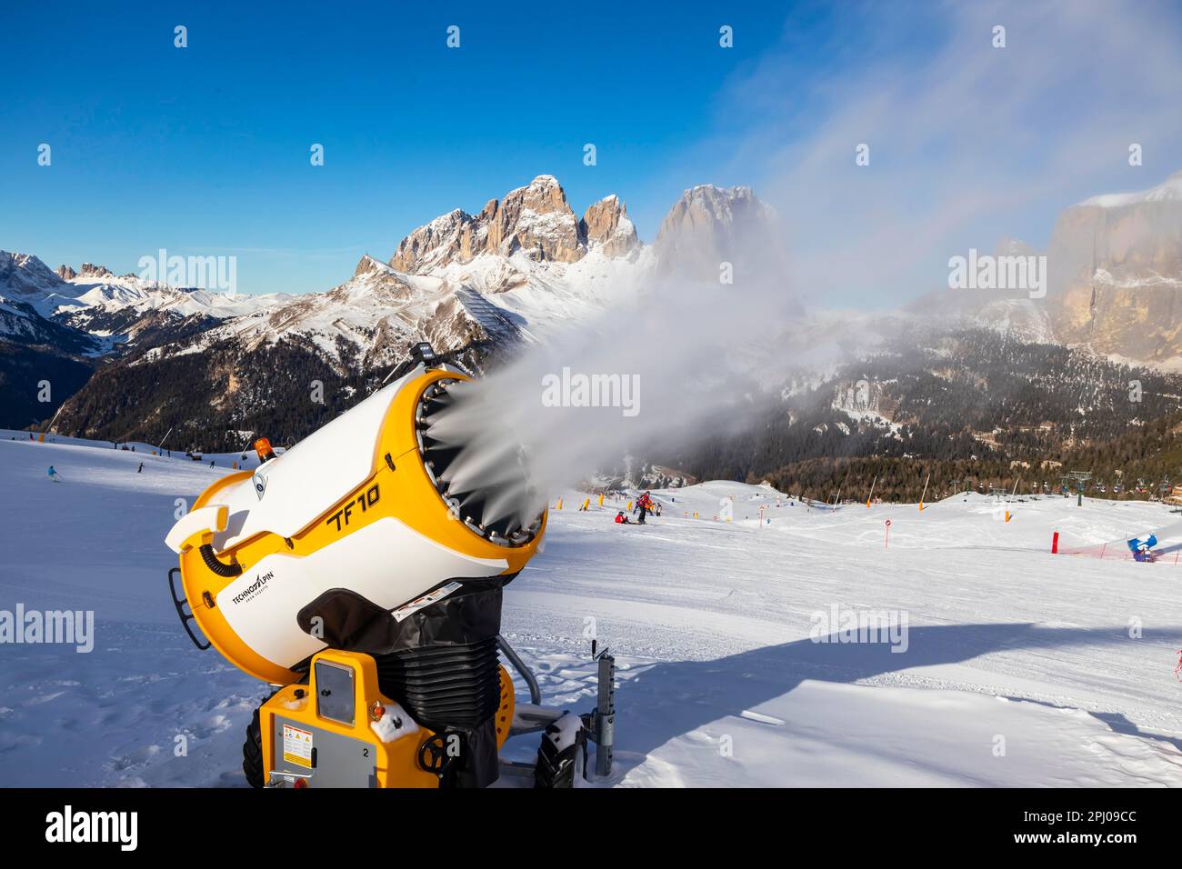 Cañón de nieve en la estación de esquí Val Gardena Dolomiti Superski Tirol del Sur, Ortisei, Val Gardena, Italia Foto de stock