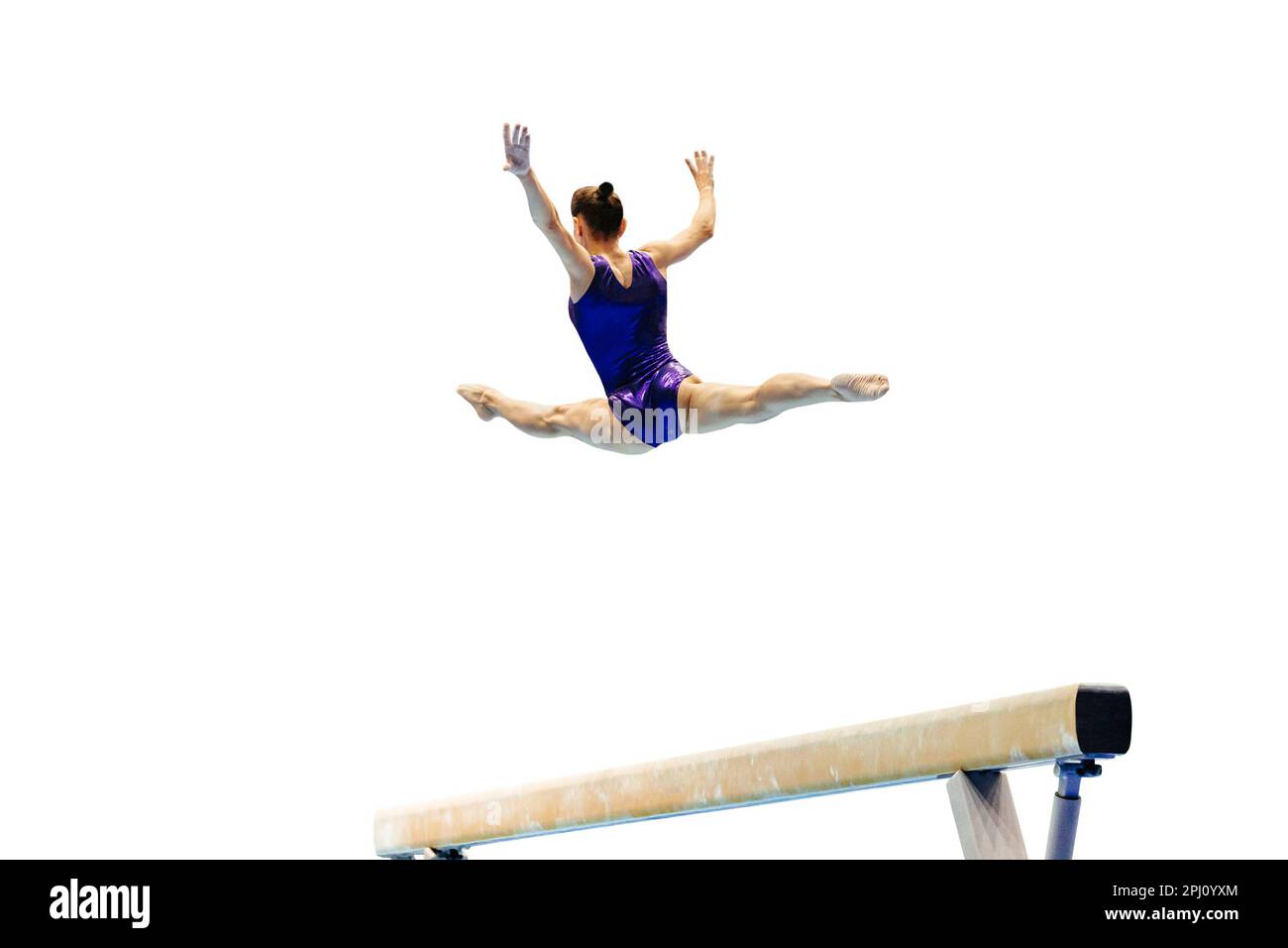 gimnasta de mujer ejercicio split salto en gimnasia de haz de equilibrio, deportes en juegos de verano Foto de stock