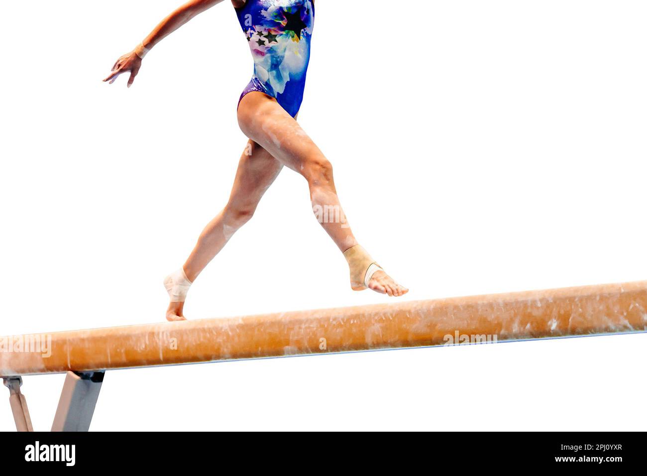 gimnasta femenina de piernas gimnasia de haz de equilibrio de ejercicio sobre fondo blanco, deportes incluidos en juegos de verano Foto de stock