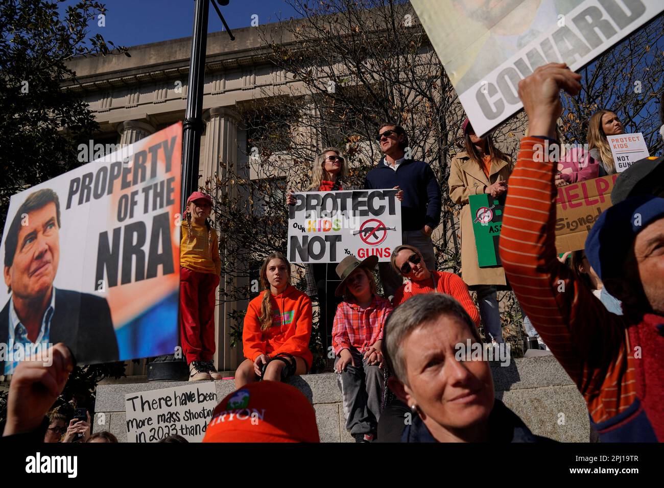 Los manifestantes se reúnen frente al Capitolio del Estado de Tennessee