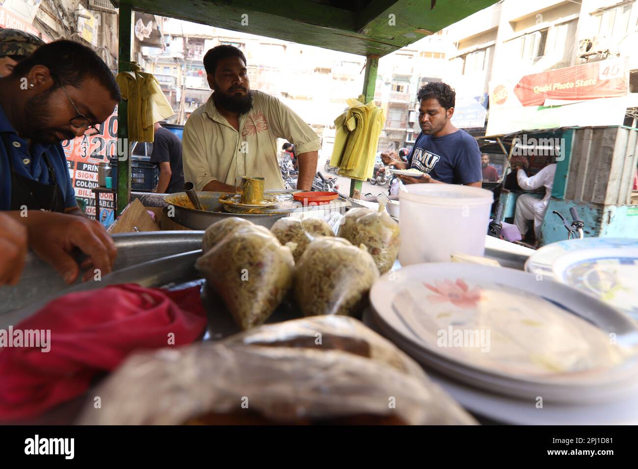 Burns Road 2021 de marzo, biryani en la famosa y antigua calle de comida de Karachi