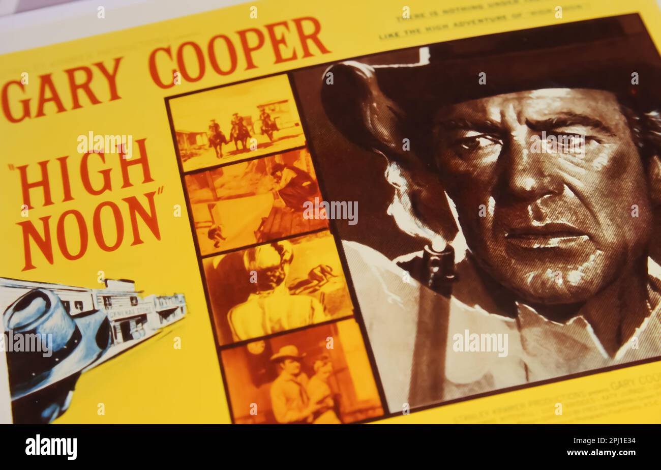 Viersen, Alemania - Marzo 9. 2023: Primer plano del cartel de la película del oeste de hollywood High Noon con Gary Cooper de 1952 Foto de stock