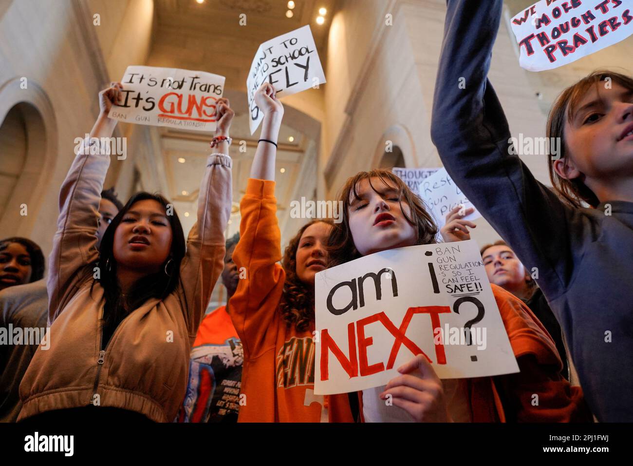 Los manifestantes se reúnen dentro del Capitolio del Estado de