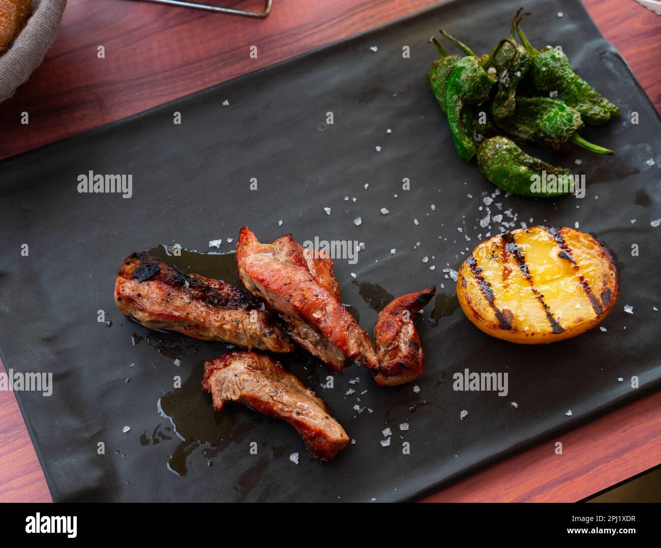 El plato español más popular es el lagarto ibérico a la parrilla con  patatas y pimienta Fotografía de stock - Alamy