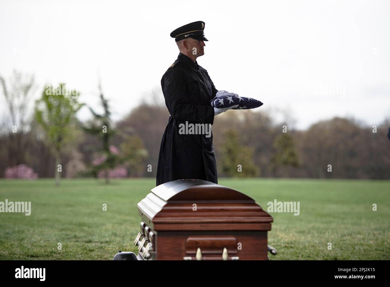 Arlington, Virginia, EE.UU. 24th de marzo de 2023. Soldados de los EE.UU. 3D Regimiento de Infantería (La Vieja Guardia), los 3D Estados Unidos Regimiento de Infantería (la Vieja Guardia) Pelotón Caisson, y los Estados Unidos La Banda del Ejército, ''Pershing''' lleva a cabo honores funerarios militares con escolta funeraria para EE.UU Francis P. Marchtin en la Sección 81 del Cementerio Nacional de Arlington, Arlington, Virginia, 24 de marzo de 2023. Marchtin fue asesinado el 16 de enero de 1945, mientras servía en Francia durante la Segunda Guerra Mundial Crédito: DPAA/ZUMA Press Wire Service/ZUMAPRESS.com/Alamy Live News Foto de stock