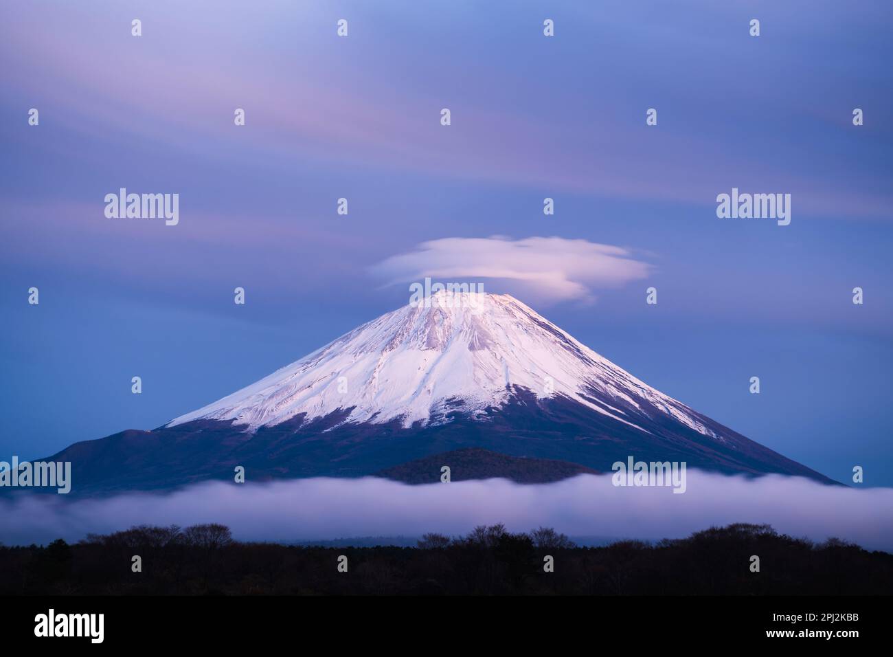 Foto de larga exposición de nube lenticular sobre el Monte Fuji, prefectura de Yamanashi, Japón Foto de stock