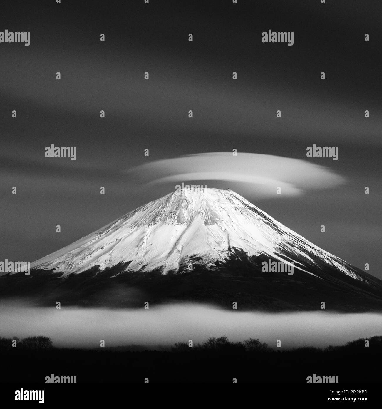 Foto de larga exposición de nube lenticular sobre el Monte Fuji, prefectura de Yamanashi, Japón Foto de stock