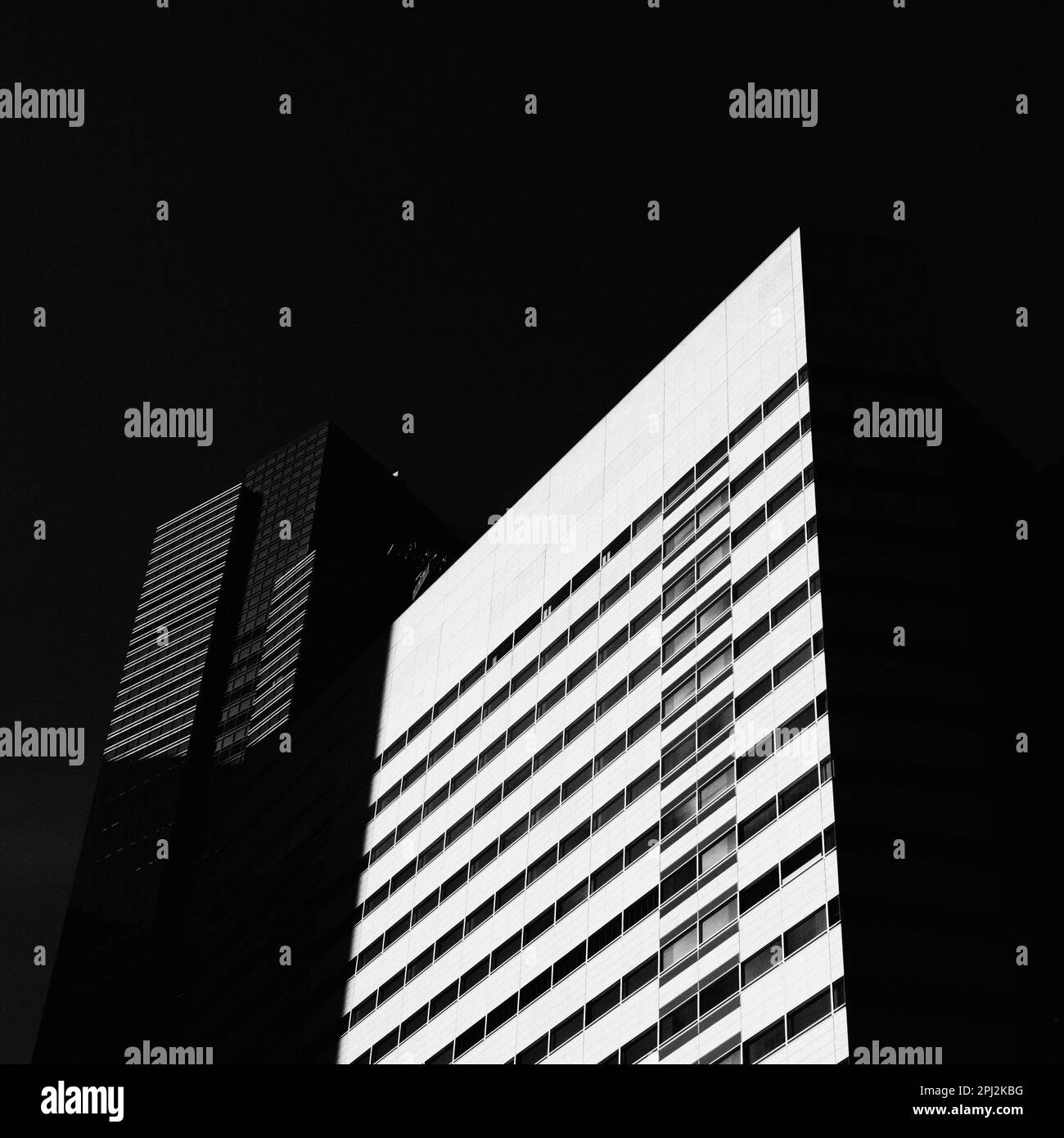 Toma oscura de bajo perfil del edificio de oficinas en Tokio, Japón Foto de stock