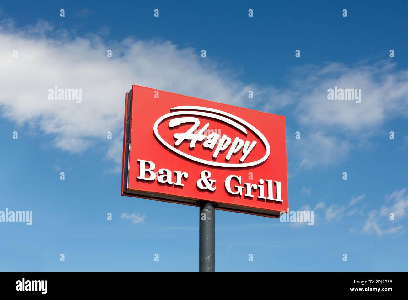 Publicidad de cartelera roja Happy Bar and Grill para una de las