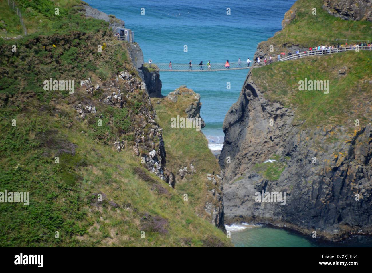 Irlanda del Norte, Condado de Antrim, Costa de la Calzada: El puente de cuerda que conecta la isla de Carrick-a-Rede (National Trust), con el continente. Foto de stock