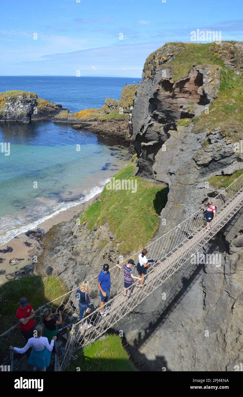 Irlanda del Norte, Condado de Antrim, Costa de la Calzada: El puente de cuerda que conecta la isla de Carrick-a-Rede con el continente. Foto de stock