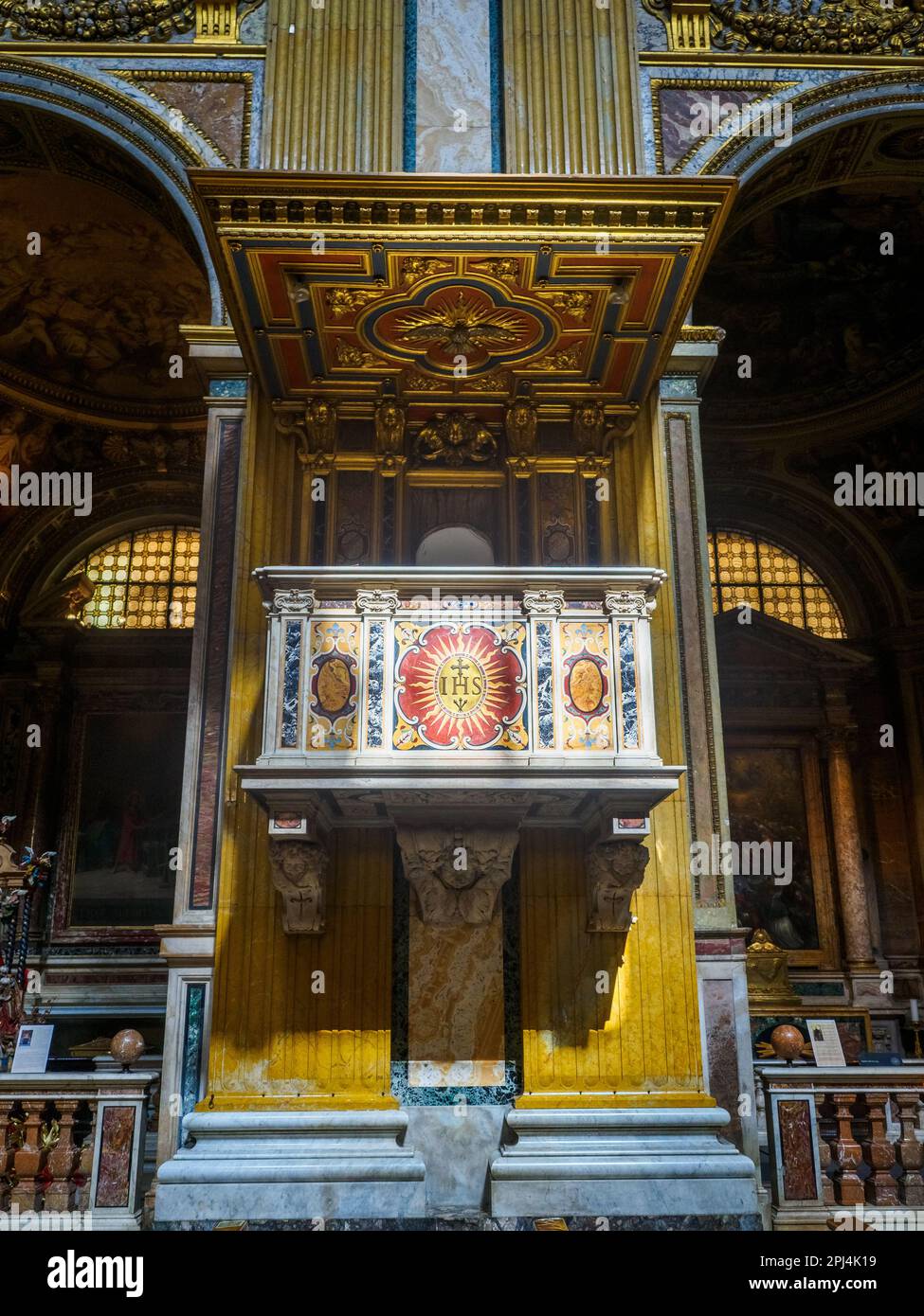 Púlpito en la Iglesia de Jesús - Roma, Italia Foto de stock