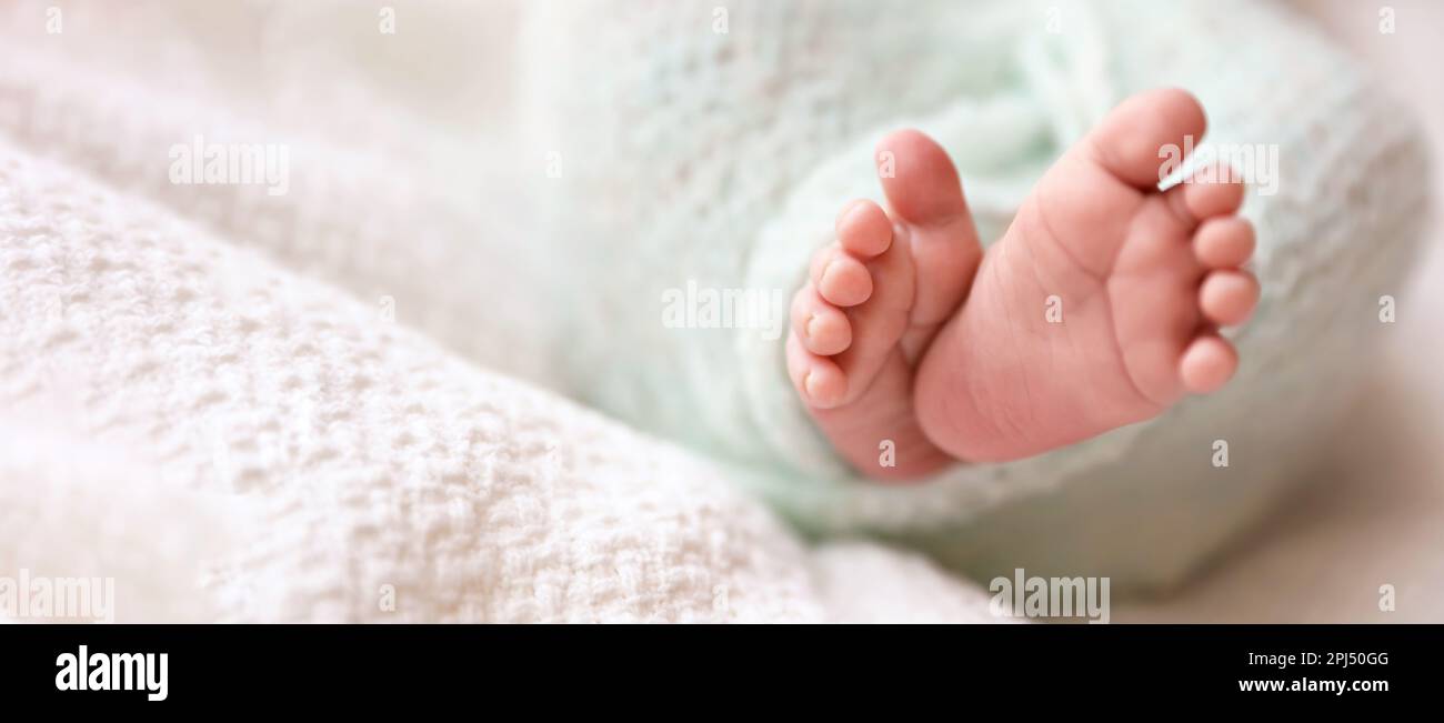 recién nacido acostado en cuadros, vista de plano con espacio para texto de stock - Alamy
