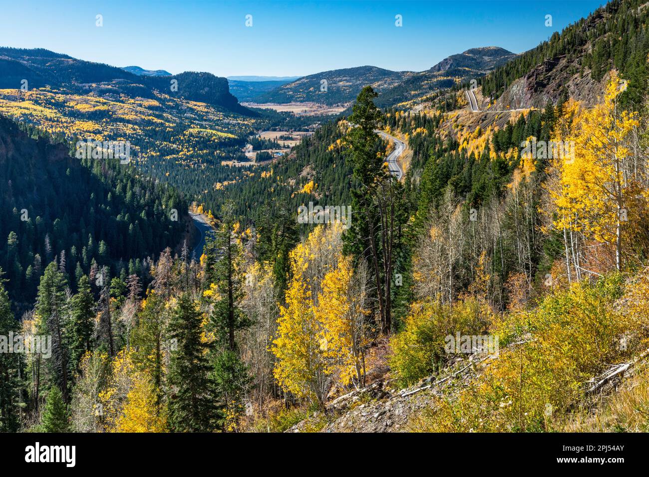 San Juan River Valley, desde el mirador debajo de Wolf Creek Pass, finales de otoño, US 160, cerca de Pagosa Springs, San Juan Mountains, Colorado, EE.UU Foto de stock