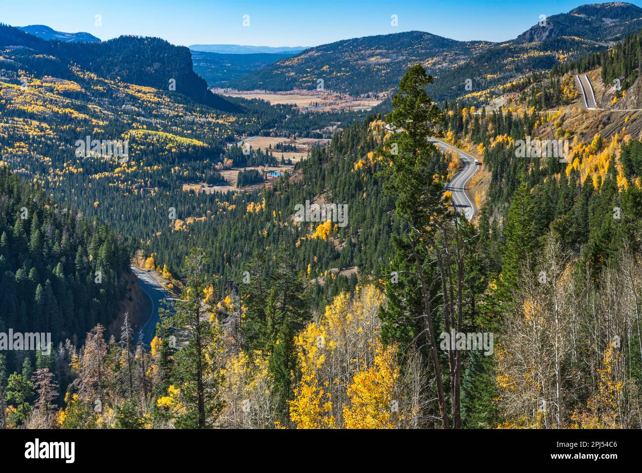 San Juan River Valley, desde el mirador debajo de Wolf Creek Pass, finales de otoño, US 160, cerca de Pagosa Springs, San Juan Mountains, Colorado, EE.UU Foto de stock