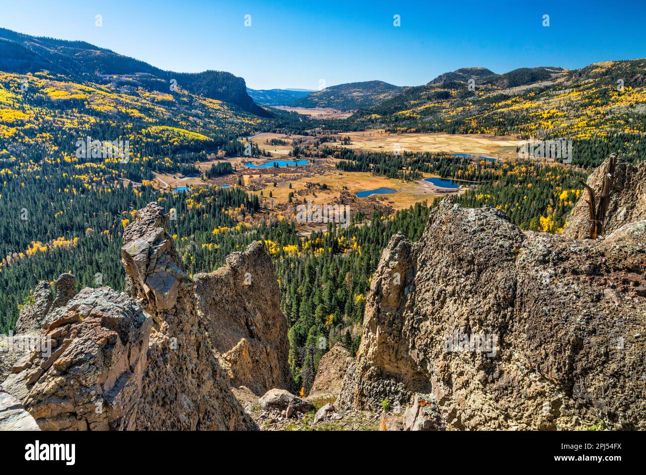 Valle del Río San Juan, rocas metamórficas en el mirador debajo del Paso Wolf Creek, finales del otoño, US 160, cerca de Pagosa Springs, Montañas San Juan, Colorado, EE.UU Foto de stock