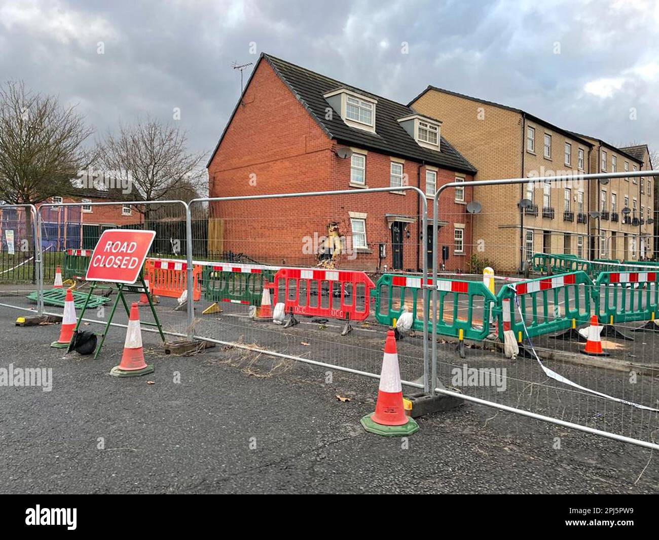 La escena en Grampian Way, SinFin, en Derby, de daños causados a dos