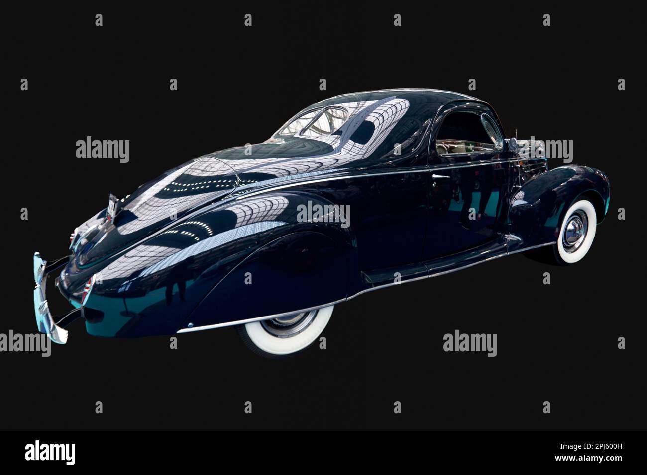 Vista trasera de tres cuartos recortada de un Lincoln Zephyr 3 Window Coupé de 1939 mm, azul oscuro, en exhibición en el Salón del Automóvil Clásico de Londres de 2023 Foto de stock